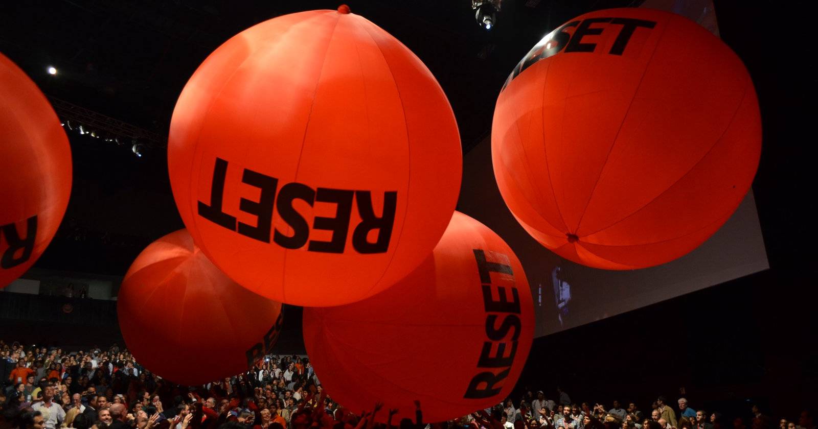 взрыв красочных воздушных шаров на фоне голубого неба