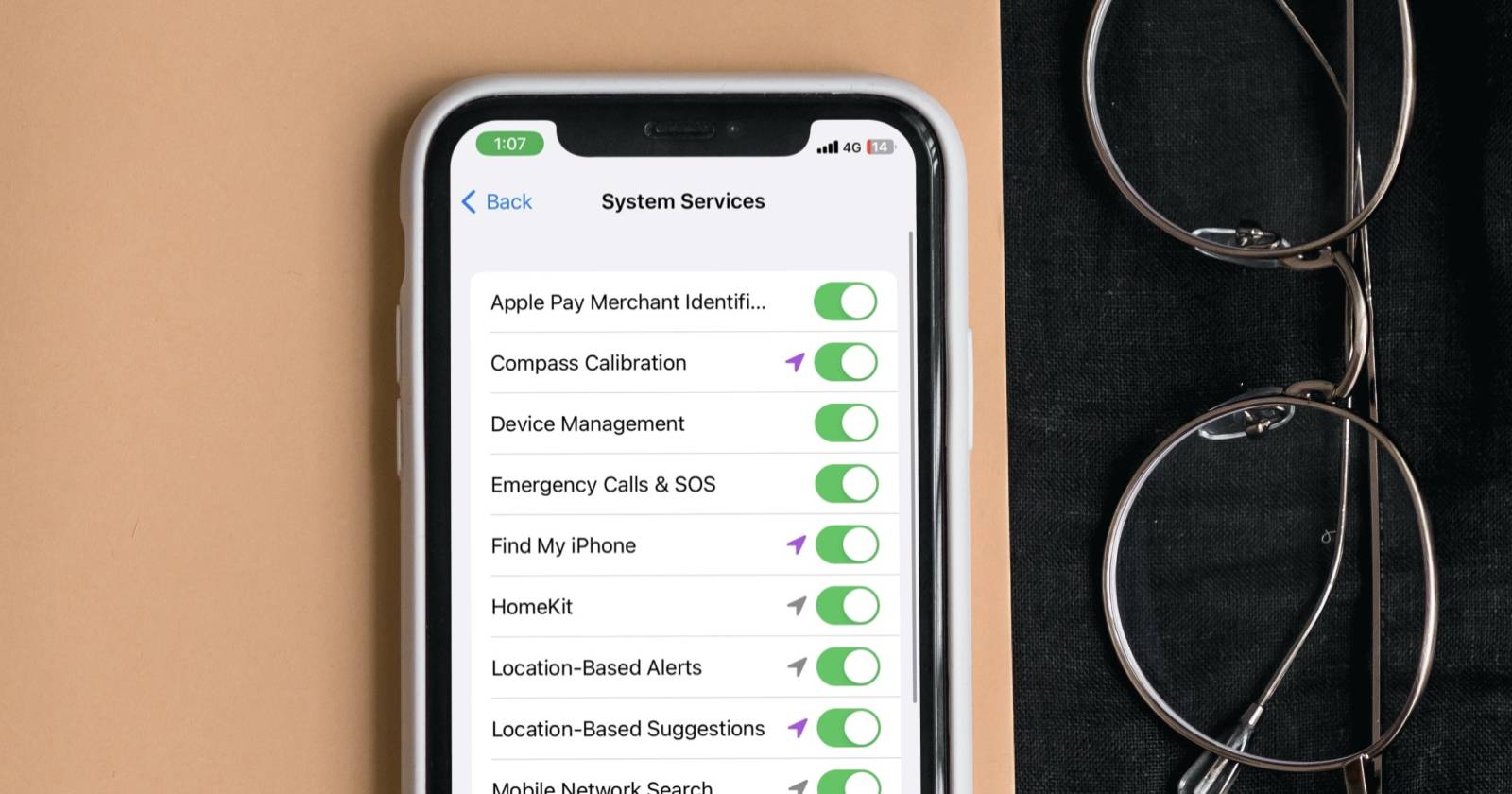 Ограничить доступ системных служб iPhone к геолокации