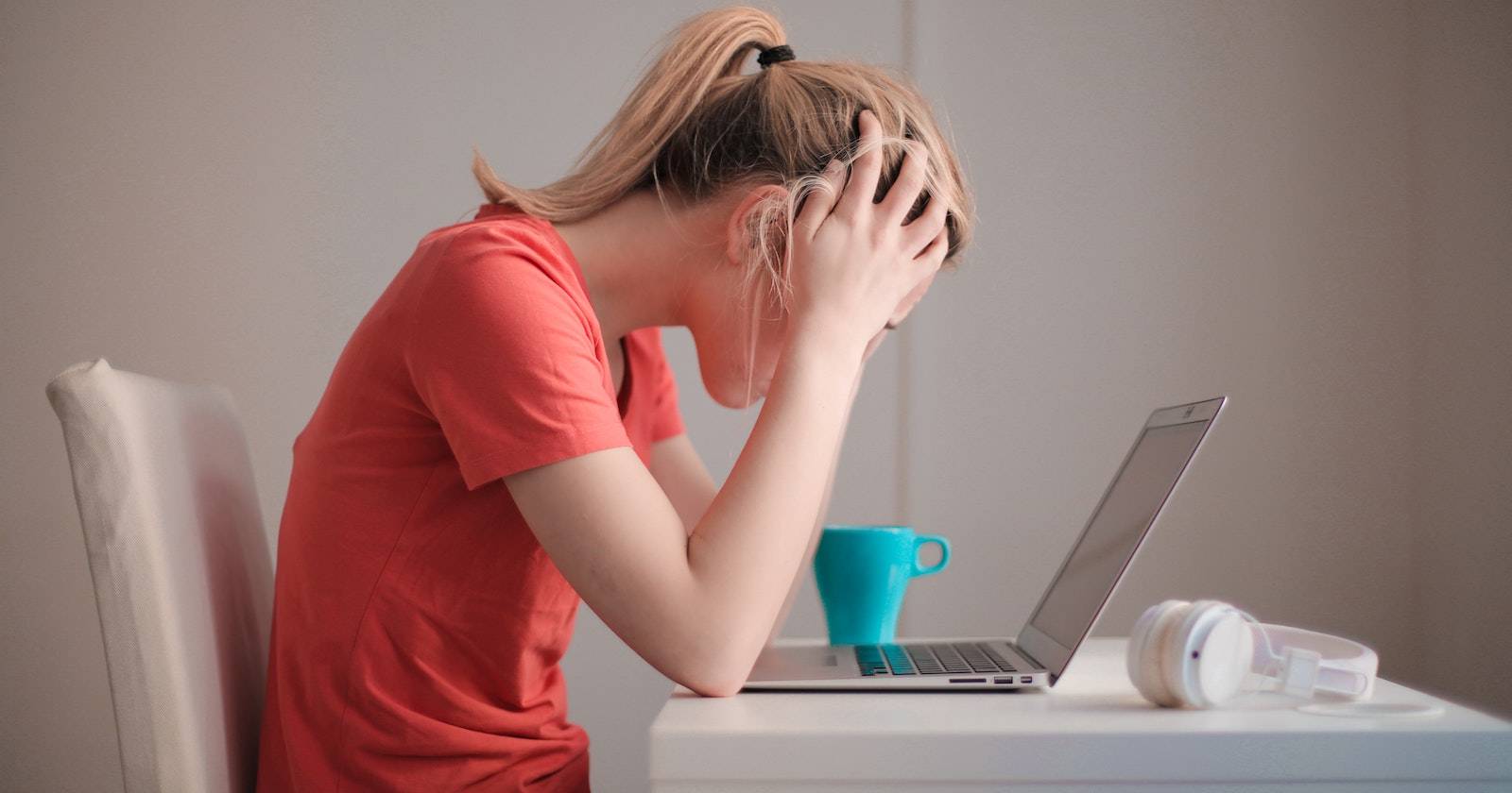 Frau, frustriert vor einem Computer sitzend