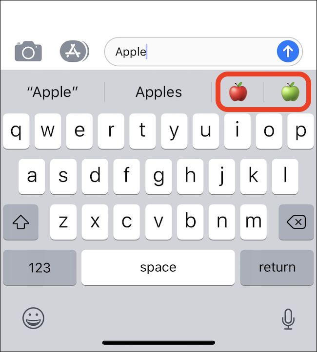 Ввод слова «Apple» и появление эмодзи яблока в панели QuickType
