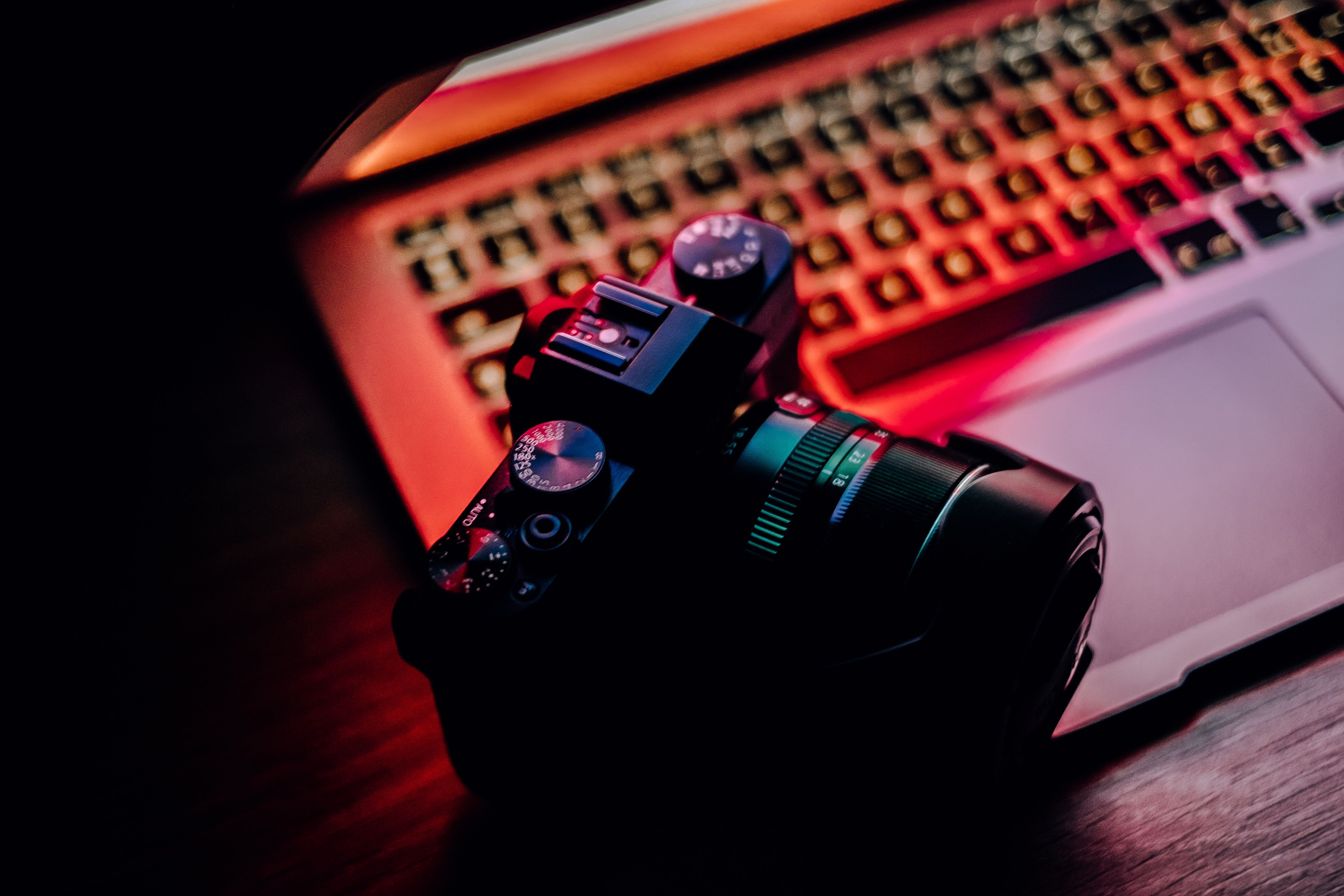 Фото камеры рядом с MacBook