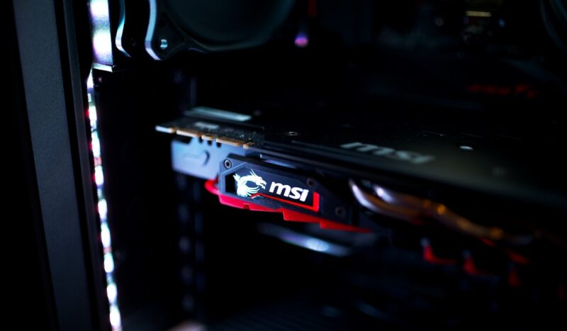 Крупный план платы видеокарты внутри корпуса ПК