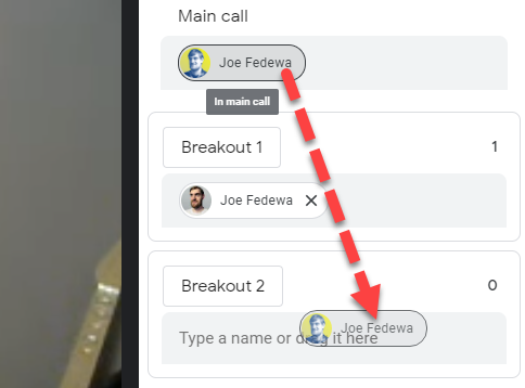 Перетаскивайте участников в комнаты мышью, чтобы распределить группы.