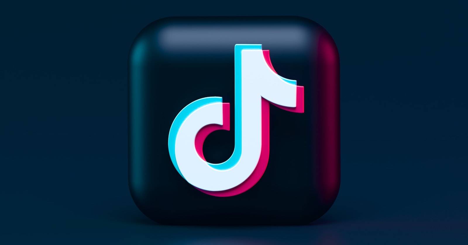 Главная иллюстрация: смартфон с приложением TikTok на экране