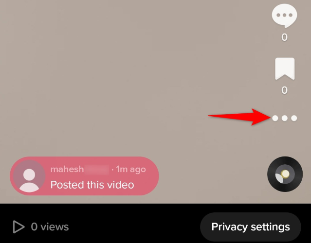 Нажмите три точки справа на экране воспроизведения.
