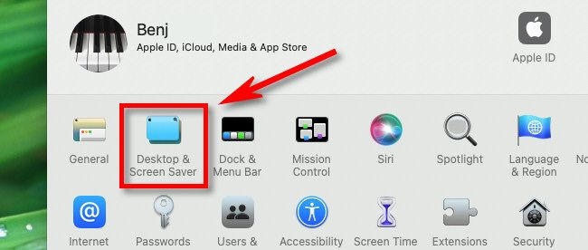 В Системных настройках нажмите «Рабочий стол и заставка».