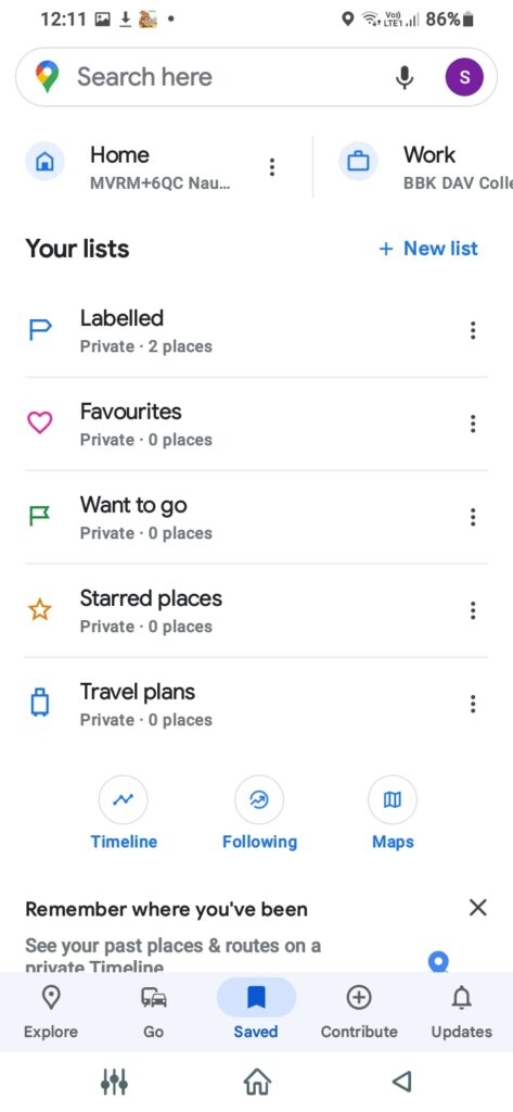 Smartphone zeigt gespeicherte Orte in Google Maps
