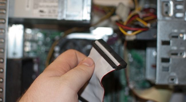 Primer plano de conectores IDE/PATA y alimentacion de disco duro antiguo