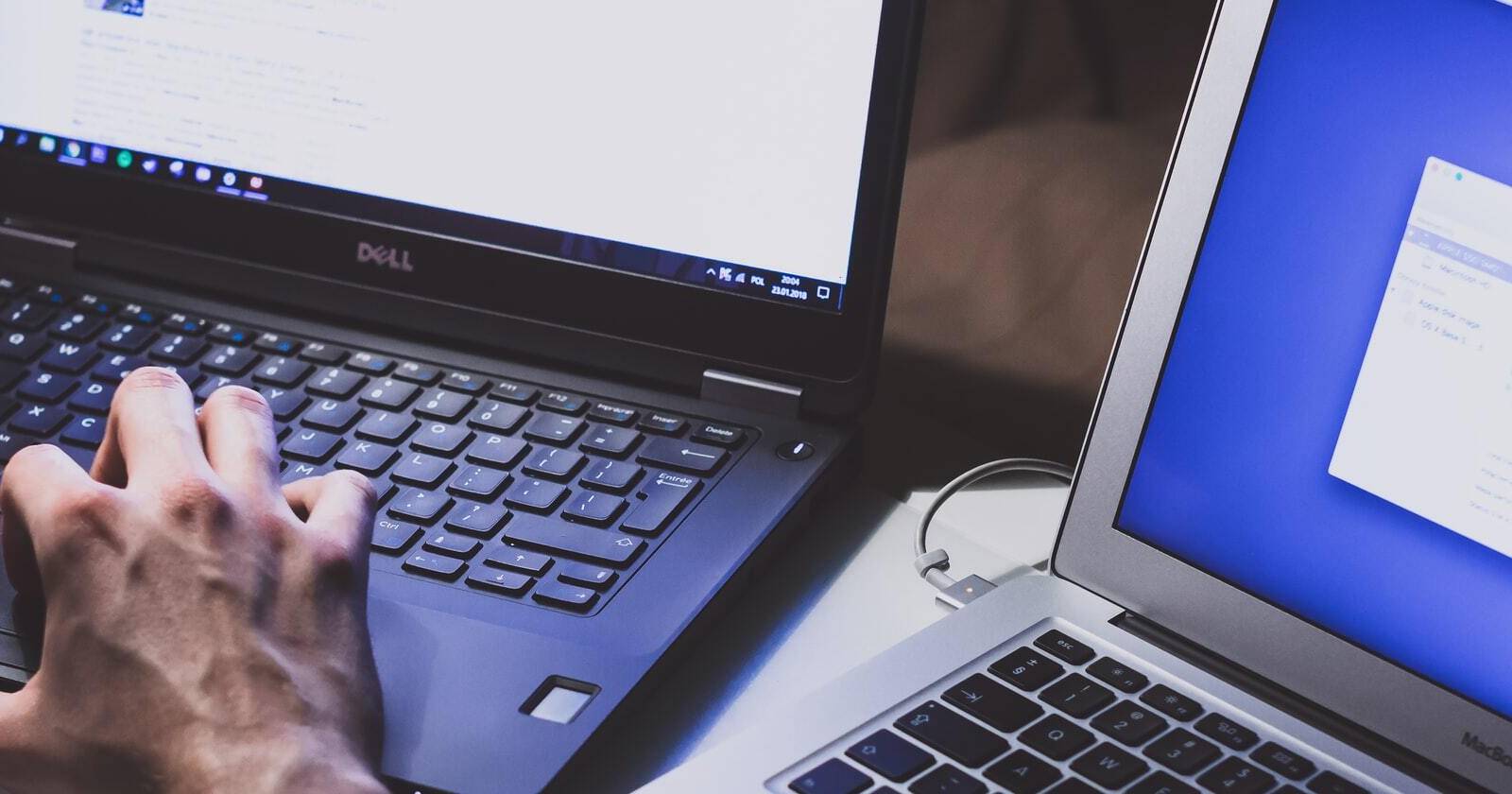 Макбук рядом с ноутбуком на Windows