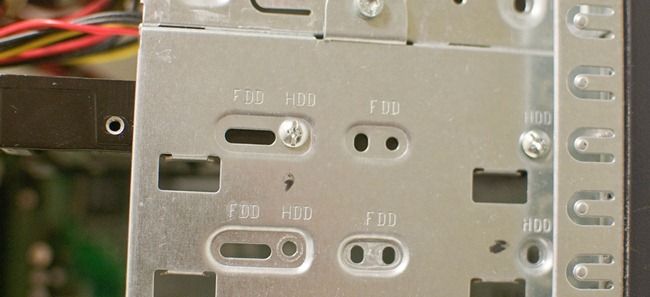 Cassetto per hard disk con viti rimosse, pronto per estrazione
