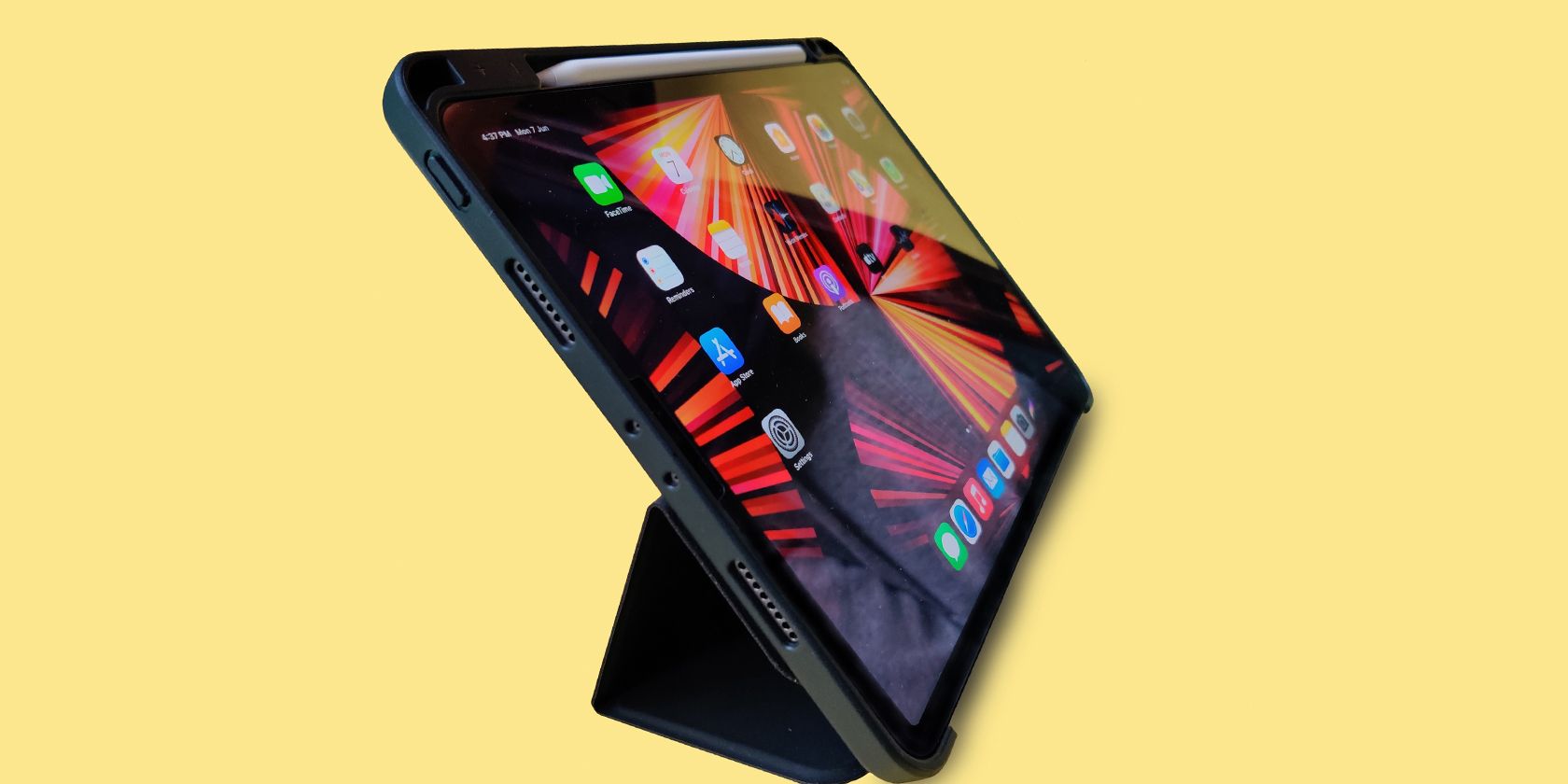 iPad mini на жёлтом фоне