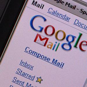 Пользователь пересылает статью в Gmail для отложенного чтения