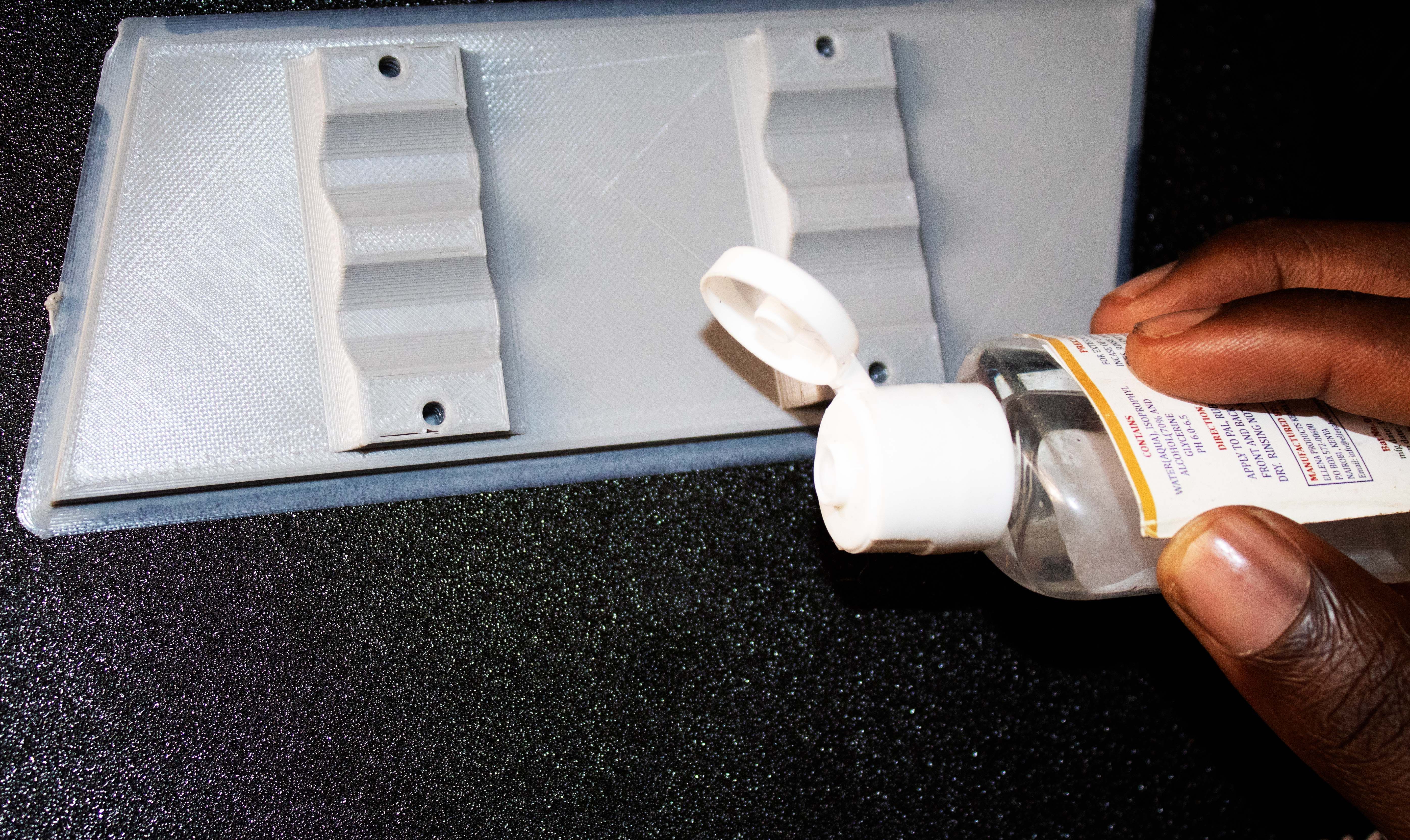 Капли растворителя возле основания детали на столе