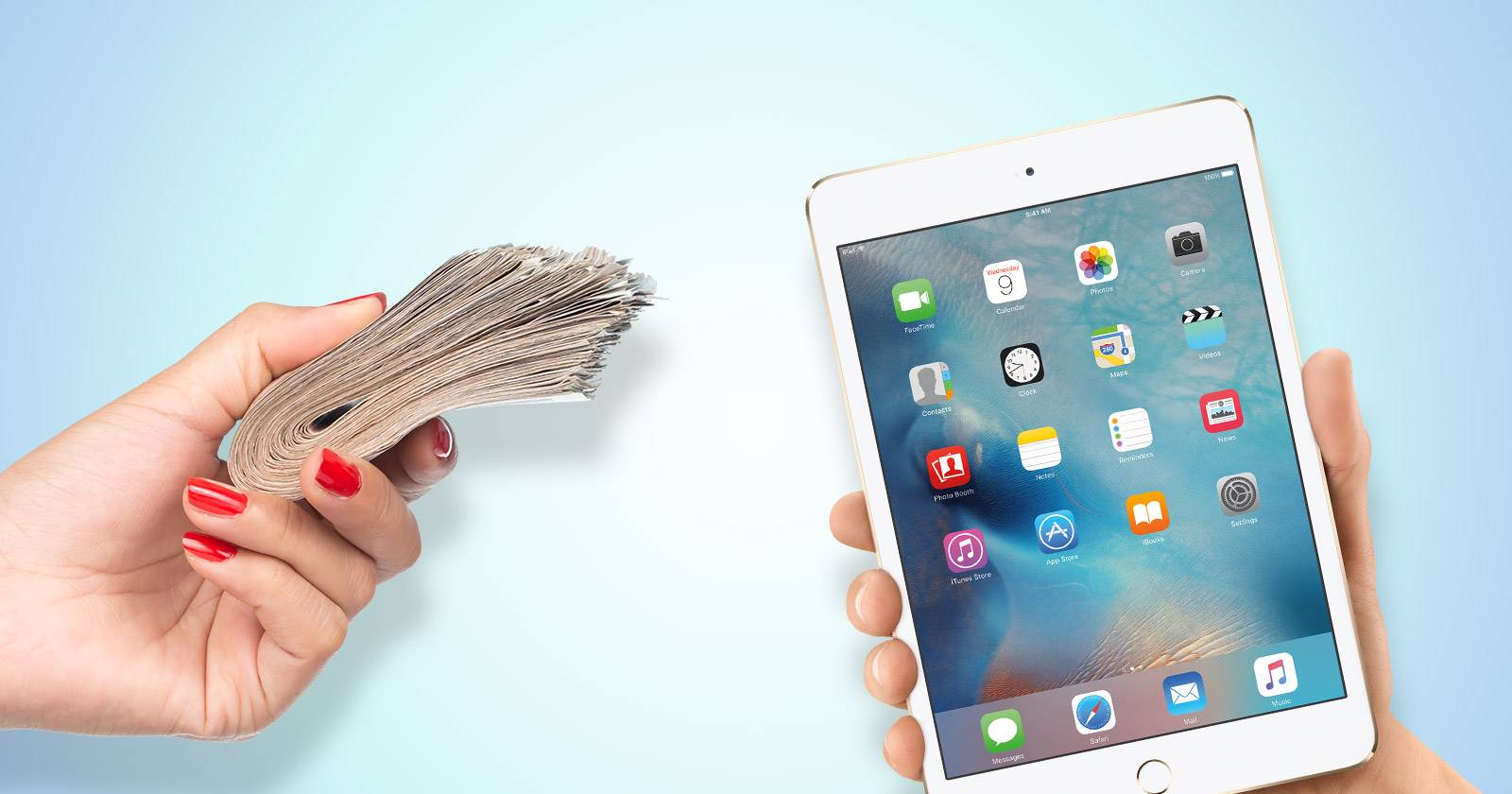 Человек держит iPad перед продажей