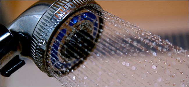 Вертикальный баковый водонагреватель с видимым краном и трубами подключения