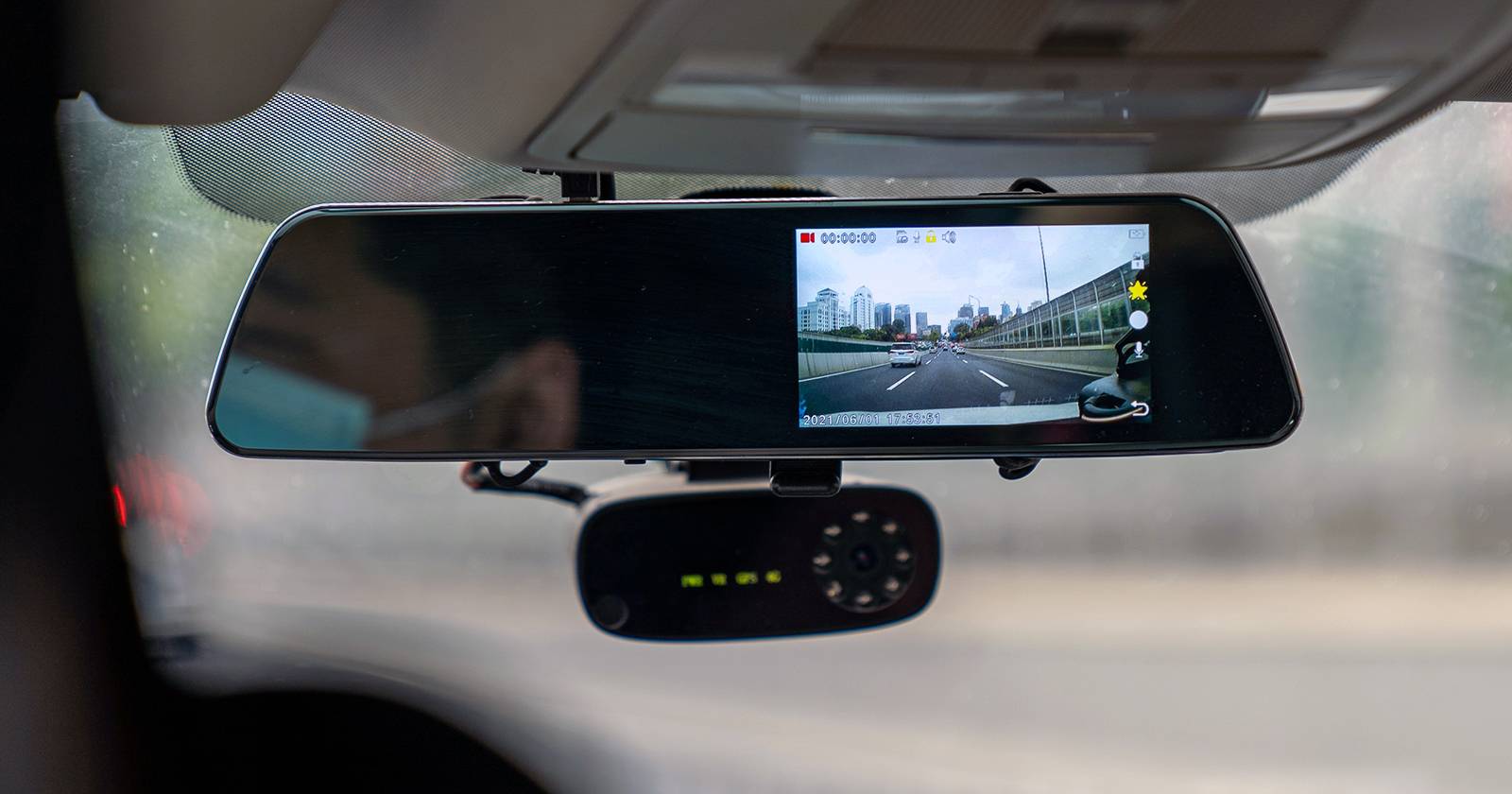Видеорегистратор, закреплённый на зеркале заднего вида