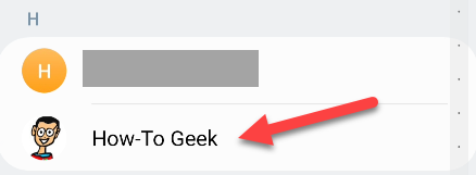 Выбор контакта для звонка в приложении Телефон.