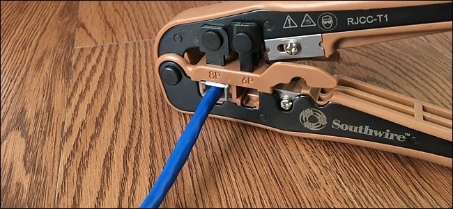 Установка разъёма в обжимной инструмент