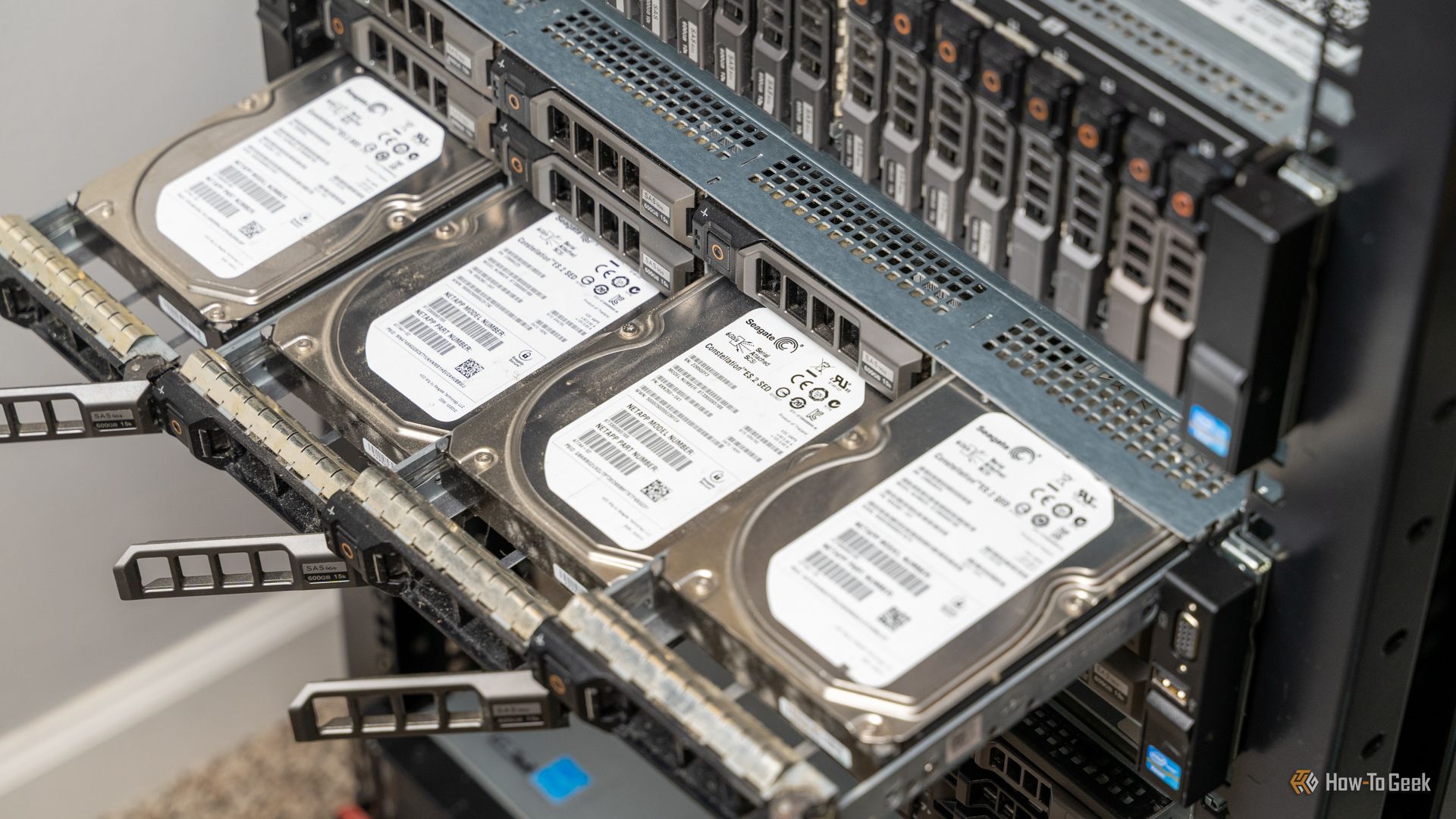 Четыре жёстких диска, выдвинутых из стоечного сервера, используемого как NAS.