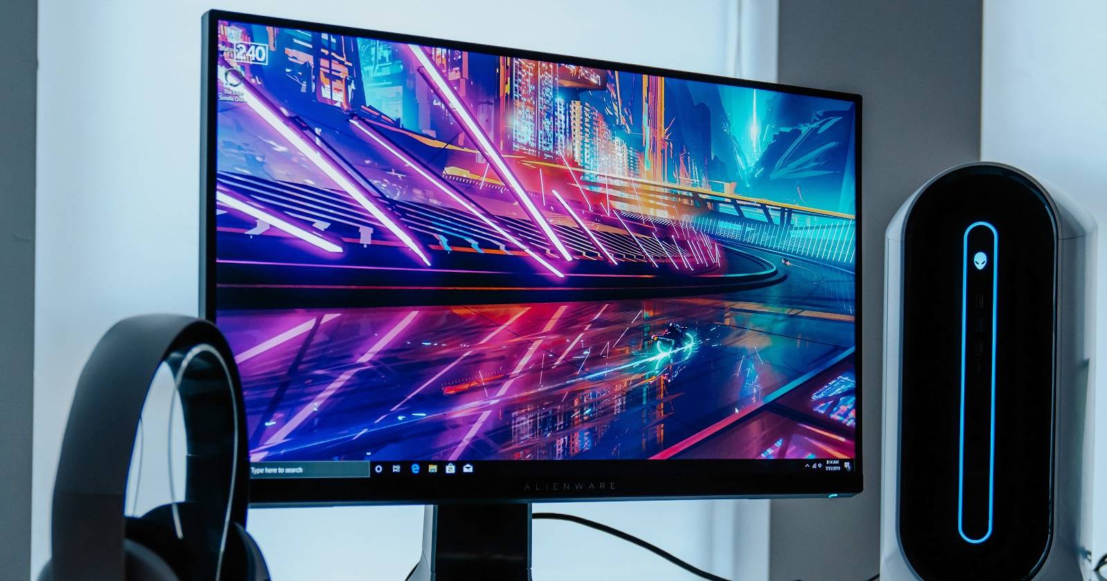 Монитор Alienware на столе