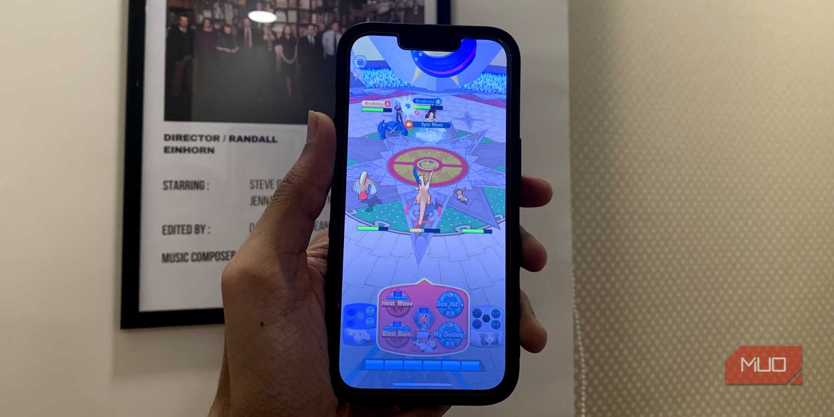 Pokémon Masters EX на iPhone — экран с коллекцией тренеров