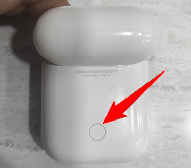 Нажмите и удерживайте кнопку настройки на задней стороне кейса.