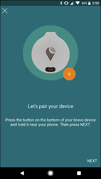 Экран с подсказкой: нажмите кнопку на трекере
