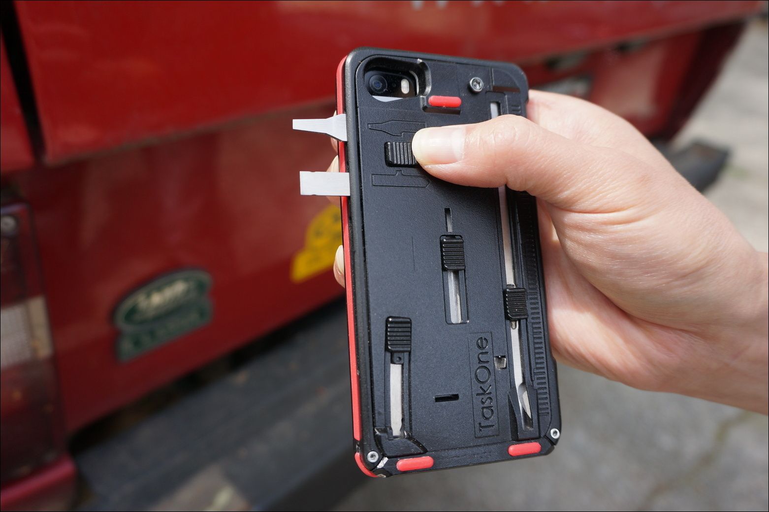 Custodia multitool per iPhone con lama, bussola e attrezzi integrati