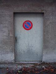 Панорамный вид рабочего места с ноутбуком и сетью