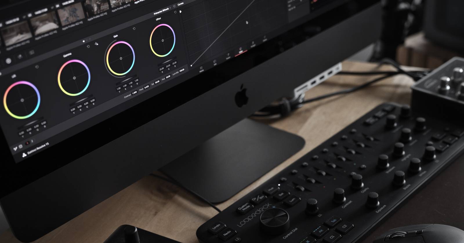 Изображение панели цветокоррекции DaVinci Resolve на экране компьютера