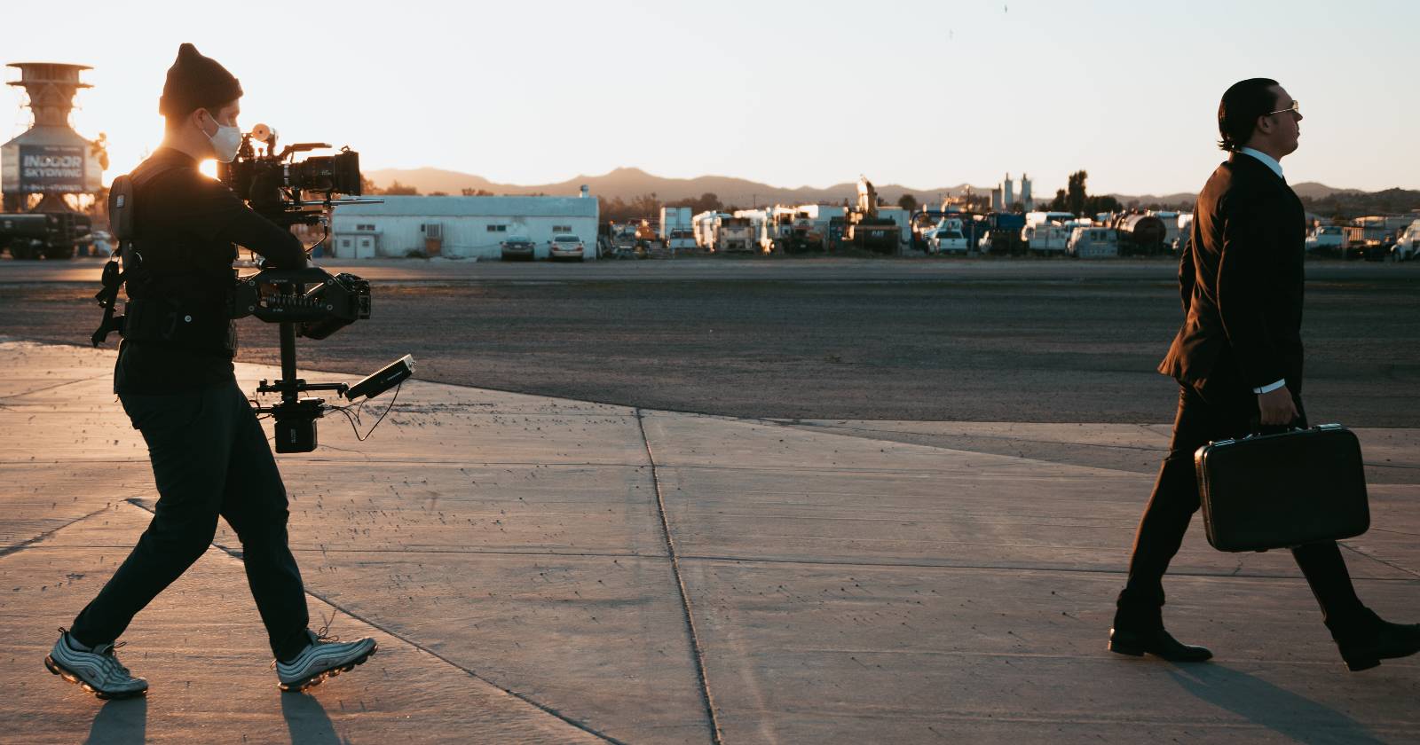 Видеограф снимает человека на камеру