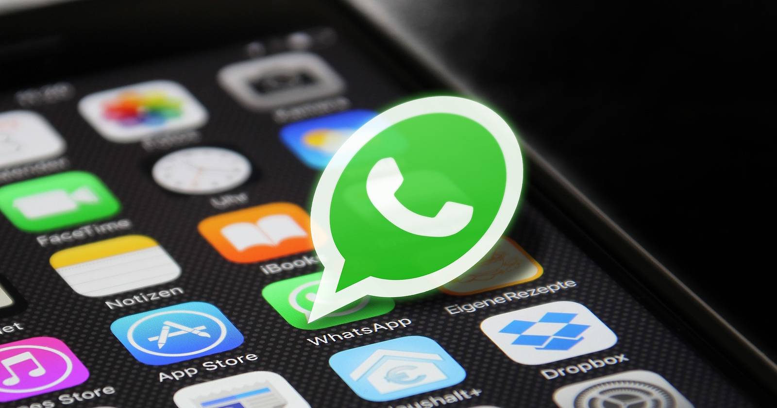 Фото логотипа WhatsApp на iPhone