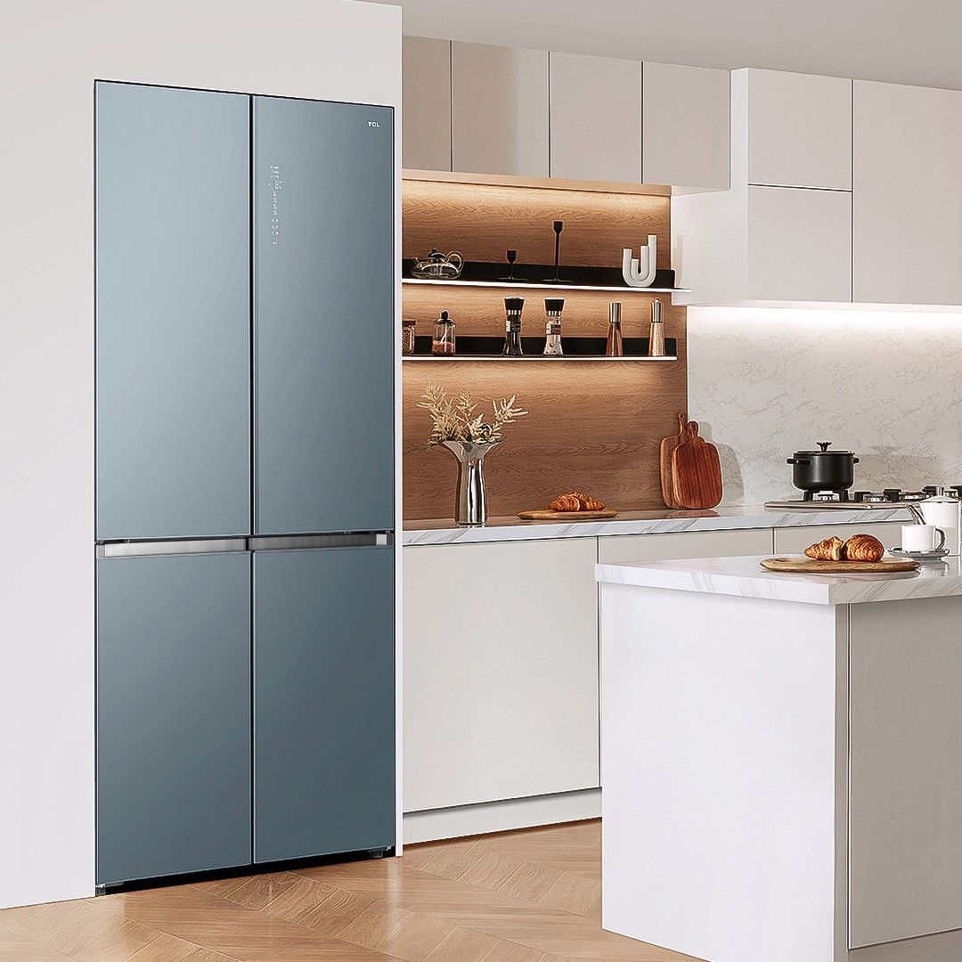 Холодильник TCL в кухонном интерьере