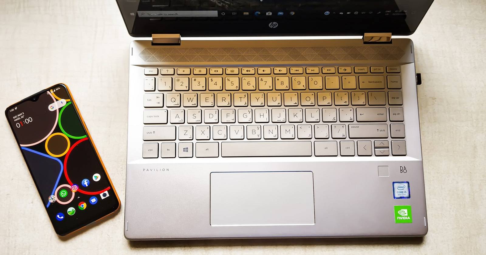 Изображение ноутбука с Windows и Android‑телефона