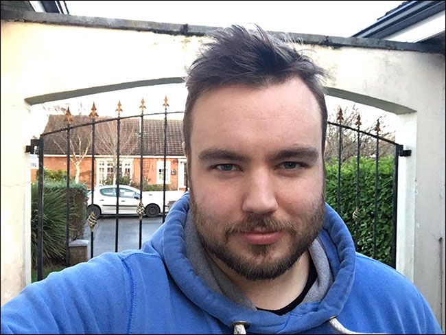 Исходное селфи: лицо резкое, фон загружен деталями