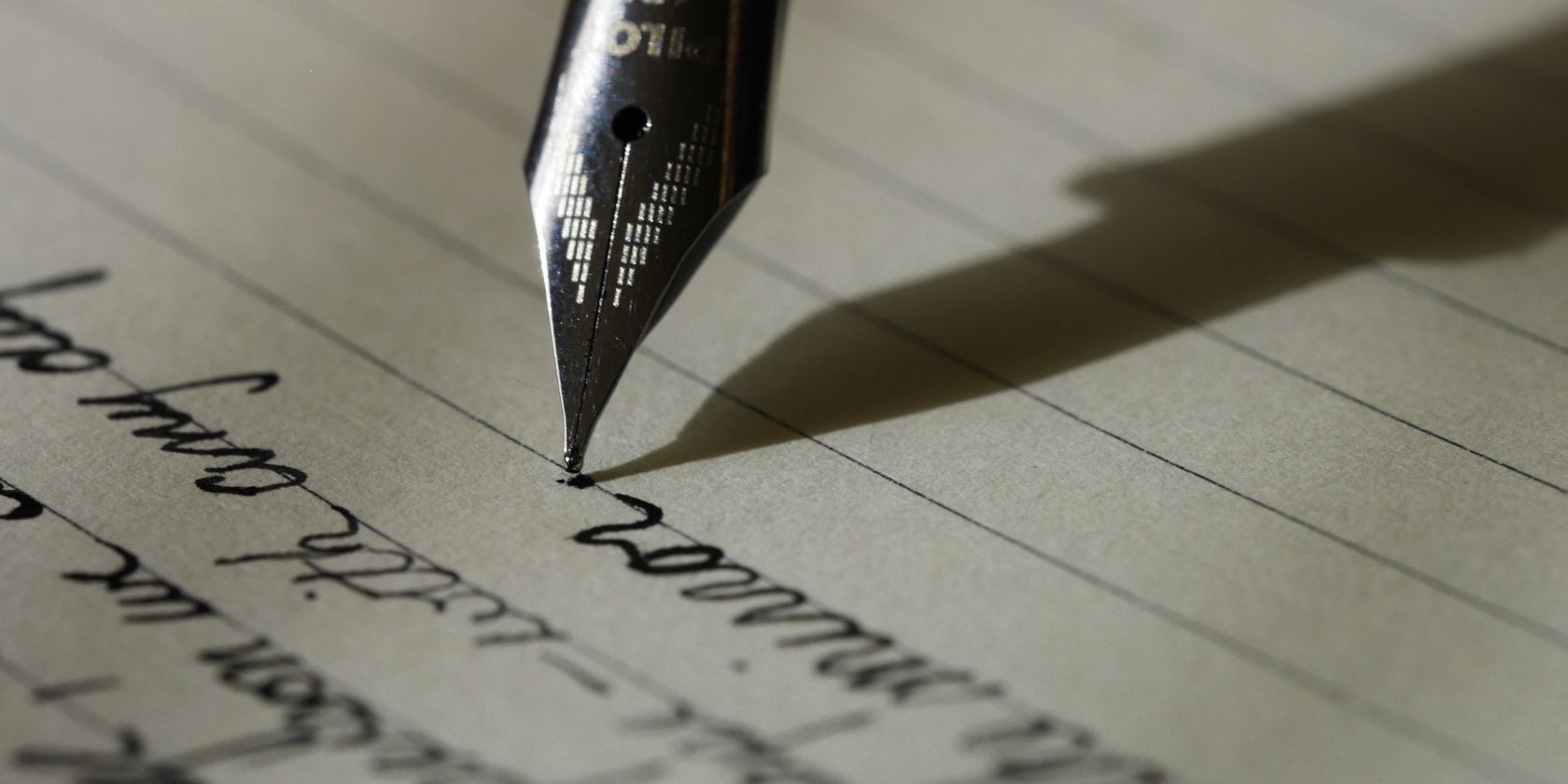 Перьевая ручка пишет заметки на линовке