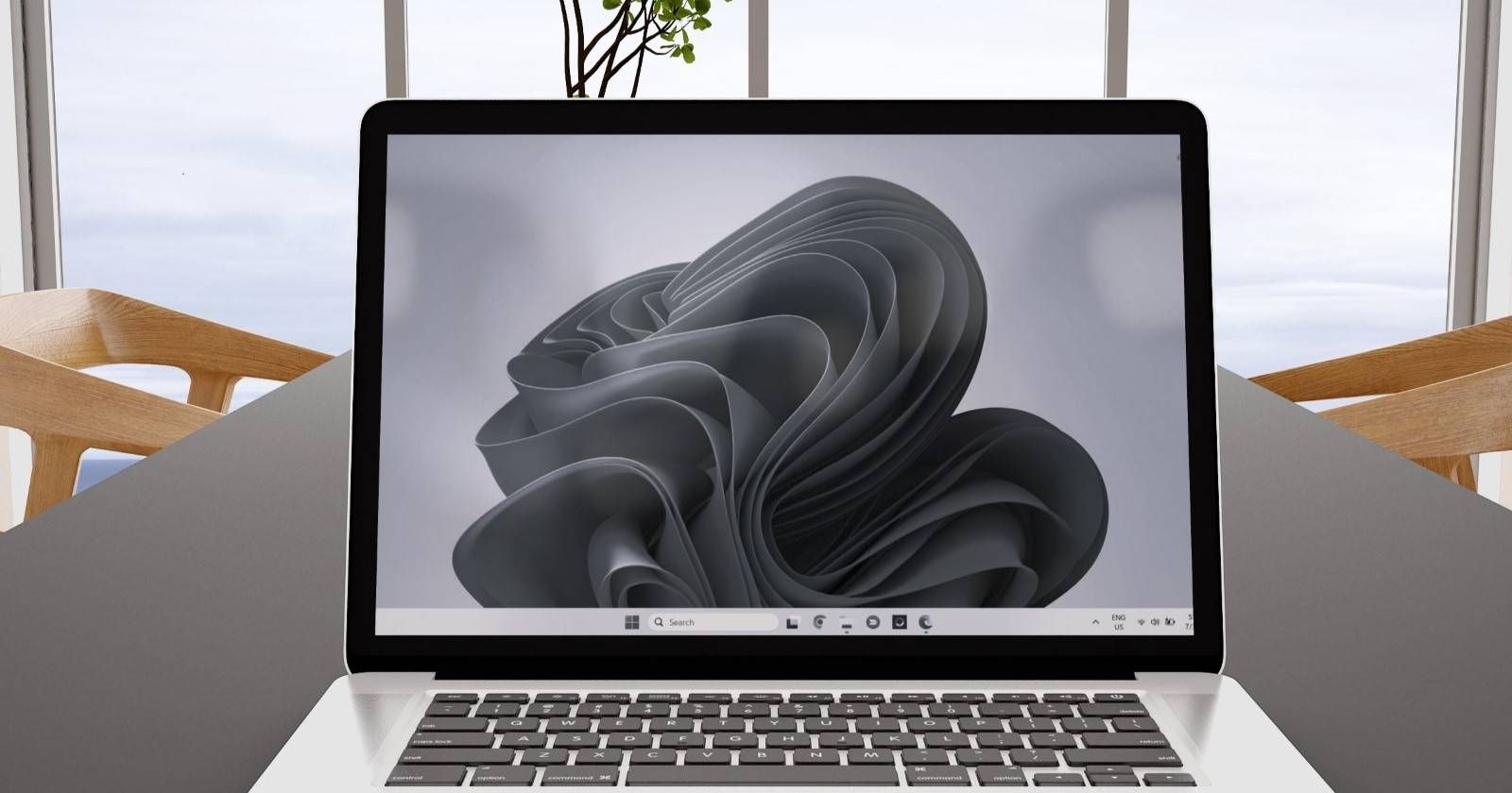 Компьютер с Windows 11 на сером столе