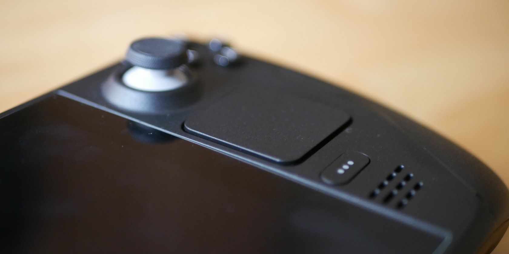 Один из тачпадов под джойстиком на Steam Deck