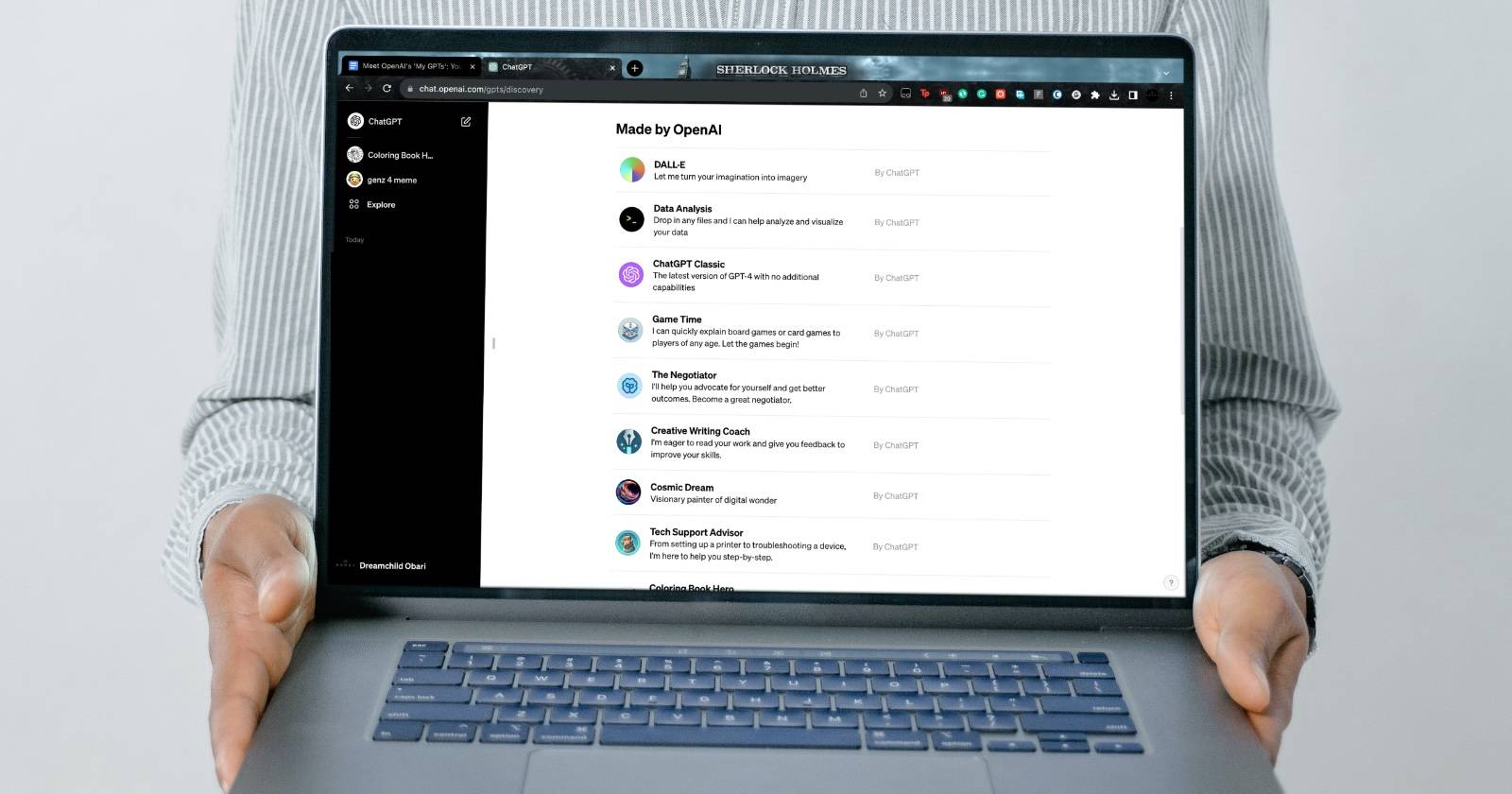 Мужчина с MacBook и открытой страницей ChatGPT