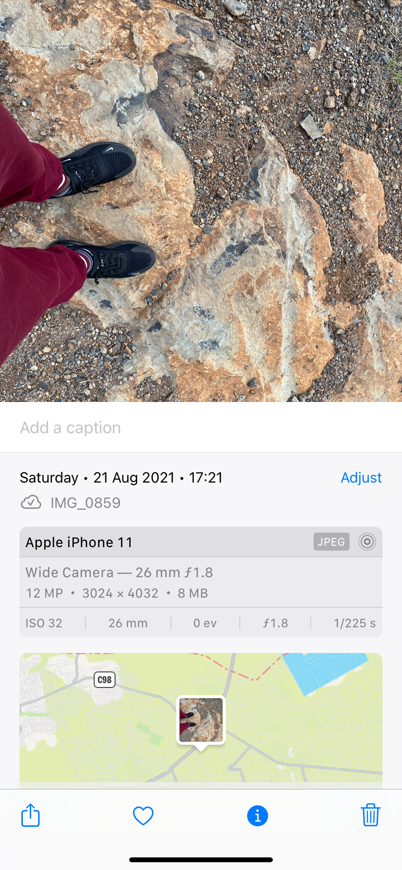 Значок i в приложении Фото на iOS 15