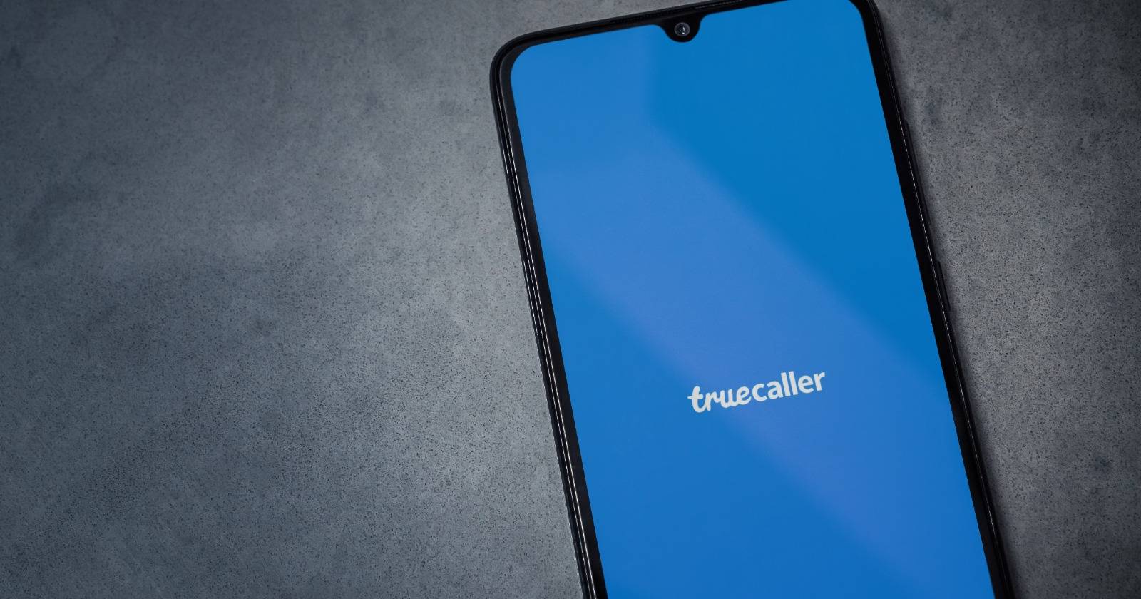 Логотип Truecaller на экране смартфона