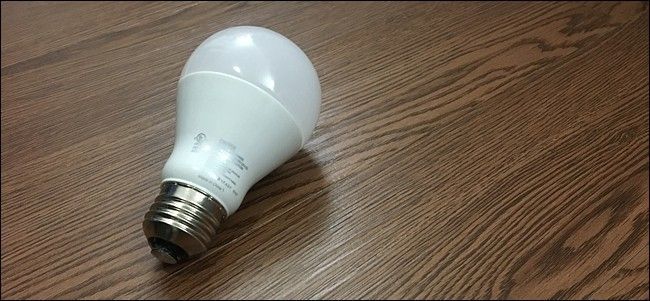 Ближний план лампочки с маркировкой dimmable
