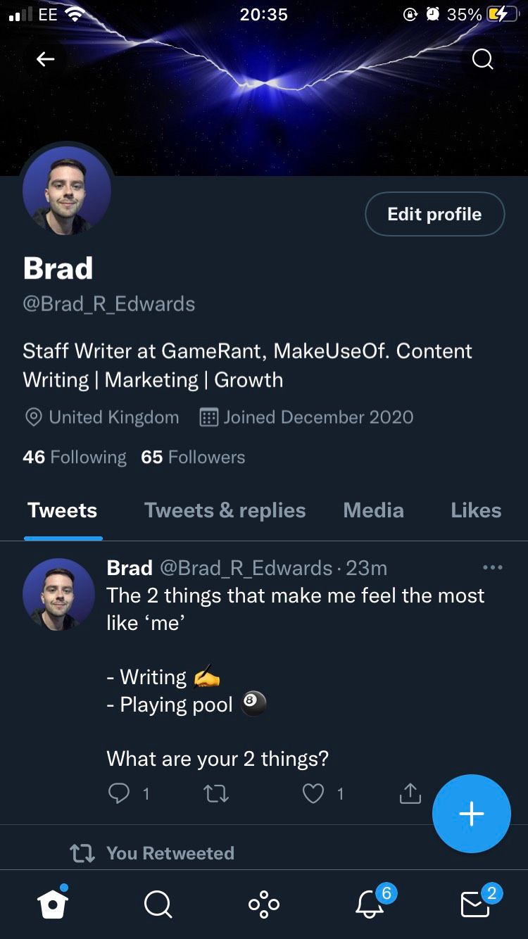 Страница профиля в iOS‑приложении Twitter.