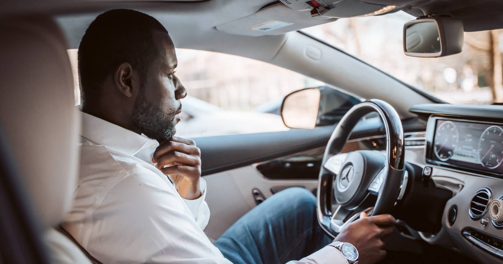 мужчина за рулём Mercedes-Benz