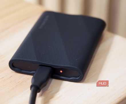 Портативный SSD Samsung T9 с оранжевым индикатором состояния во время передачи данных