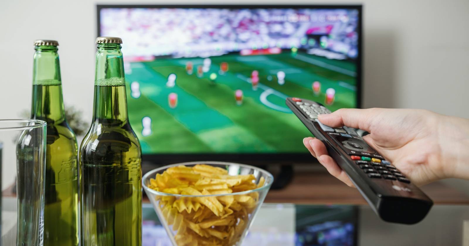 Просмотр футбольного матча с перекусом