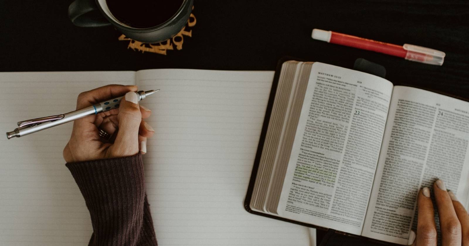 человек читает книгу и держит ручку