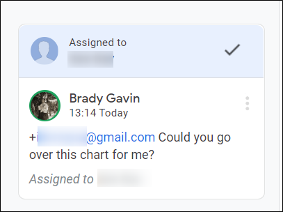 Назначенная задача отображается в правой части страницы в разделе комментариев.
