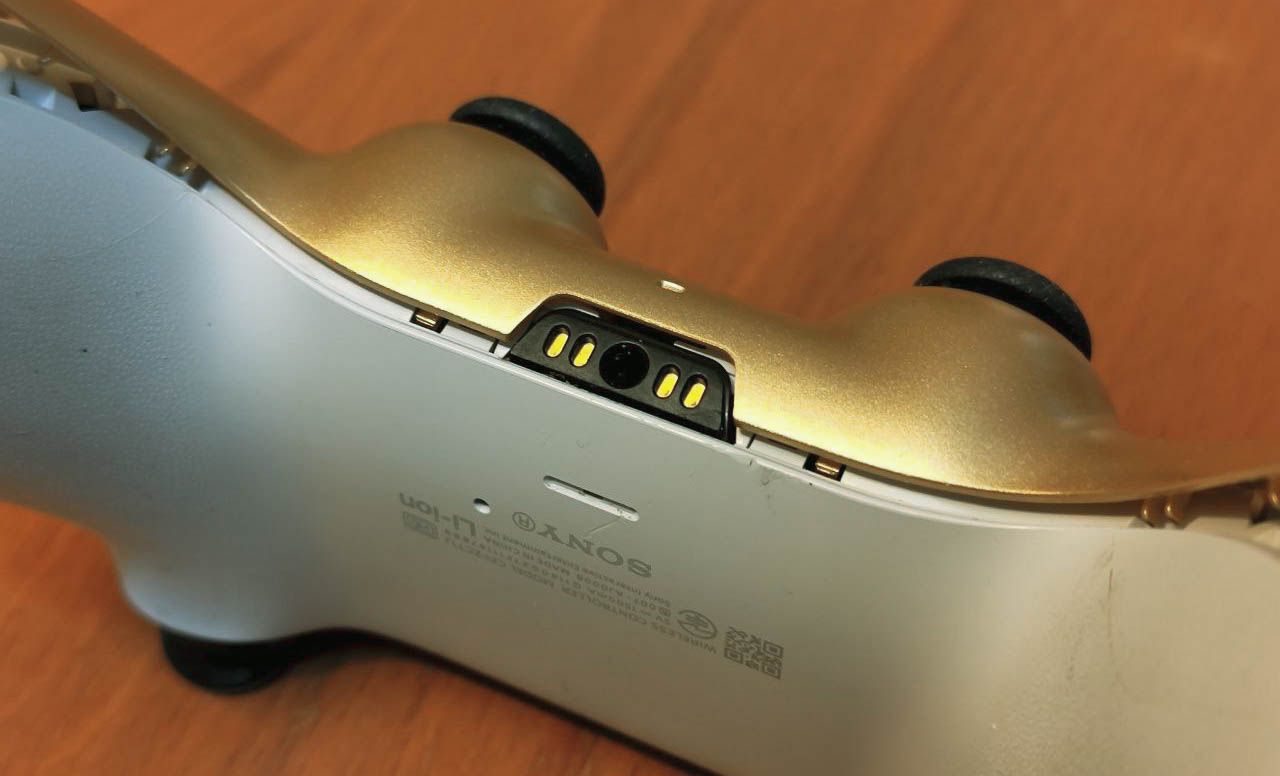 Заключительный этап установки: проверка посадки вокруг порта зарядки контроллера PS5.