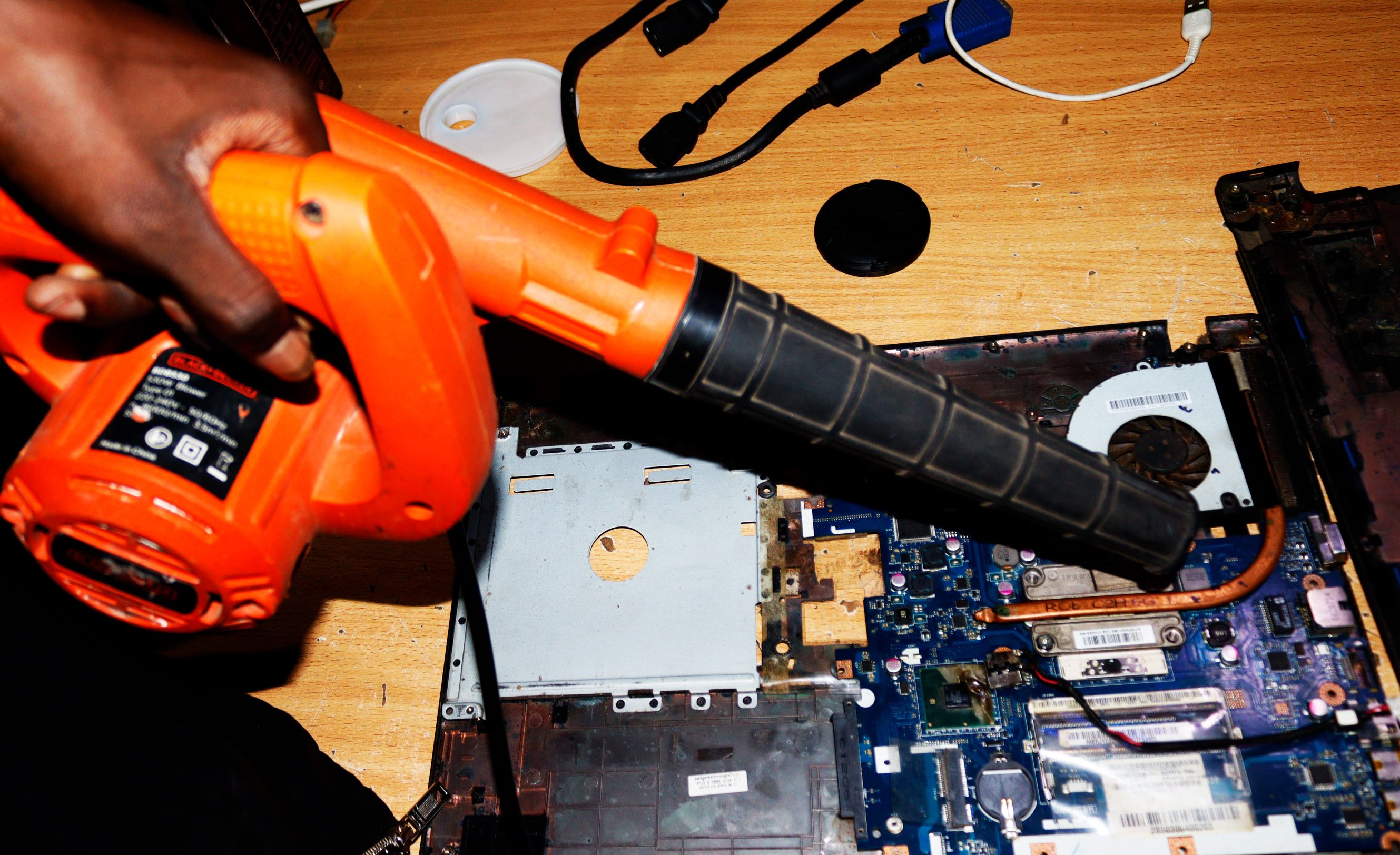 Использование баллона со сжатым воздухом для очистки ноутбука